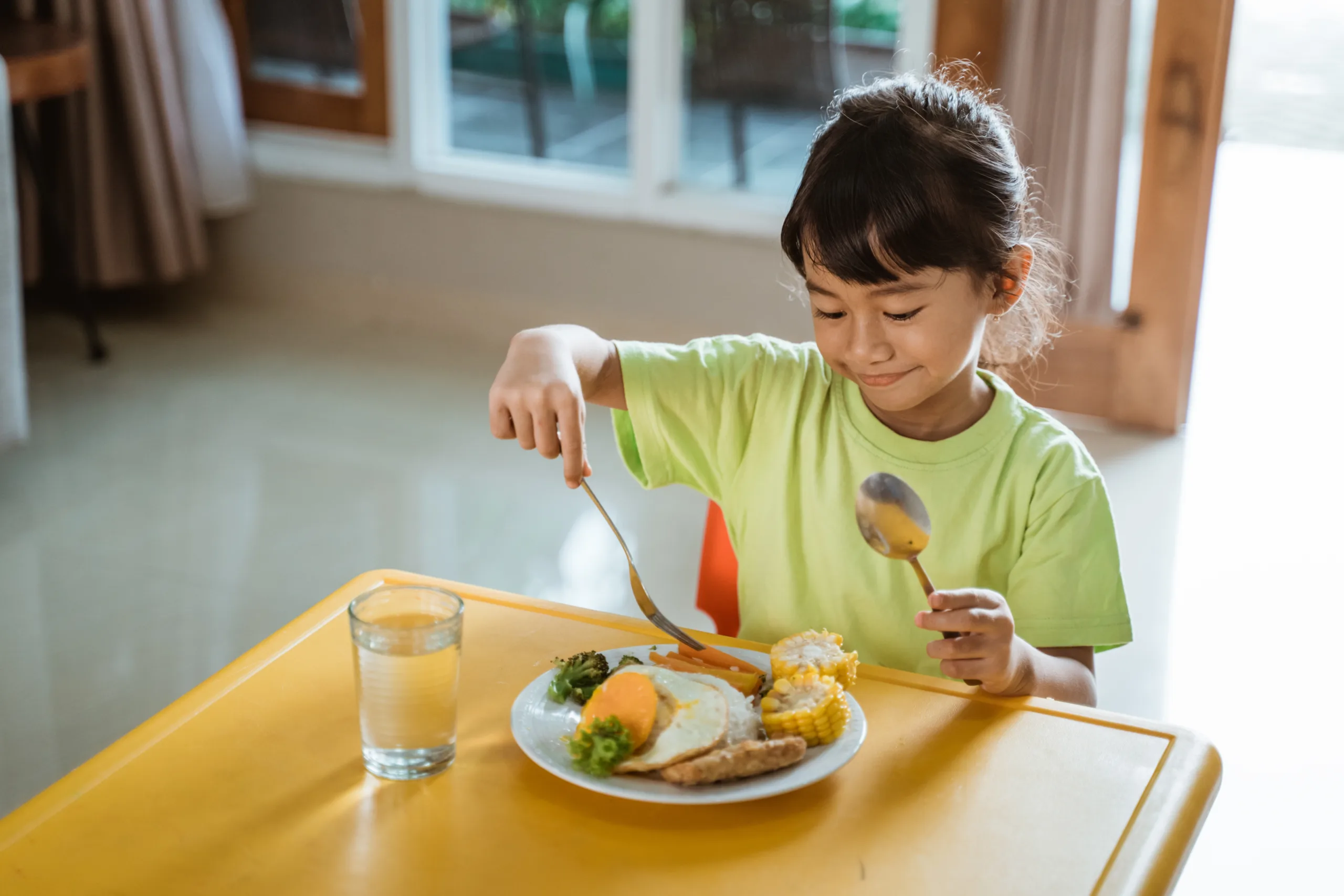 Criança comendo e tomando água
