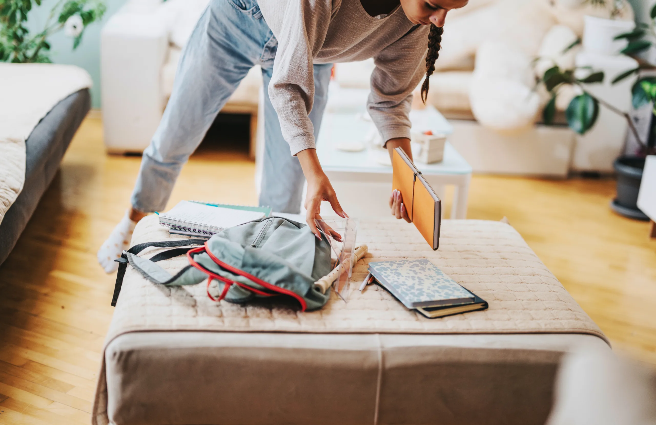 mulher organizando a casa