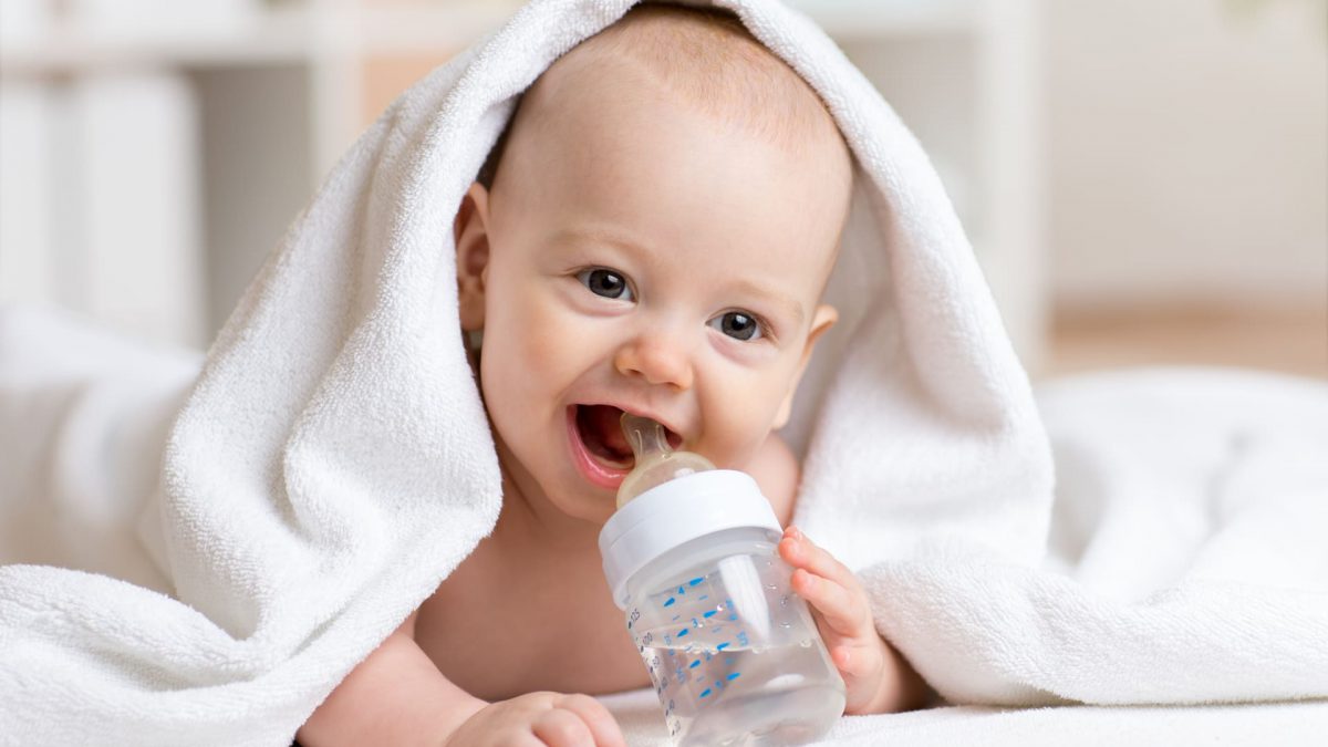 Com quantos meses o bebê pode começar a beber água?