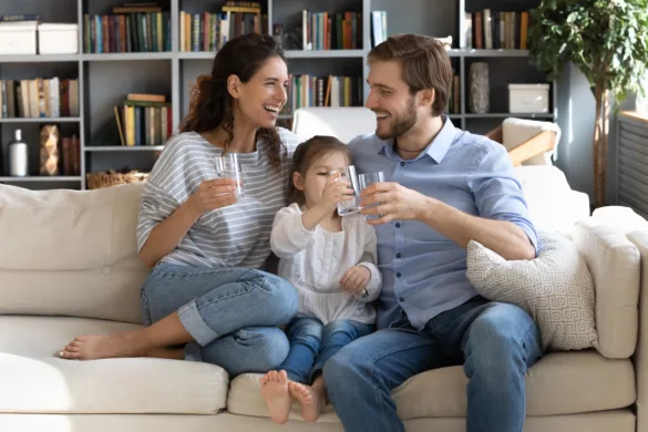 Família reunida tomando água
